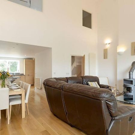 Cotswolds Lake Side Home With Luxury Spa Swallows Nest,Lower Mill Estate, Lakeside Home And Spa With A Harry Potter Cupboard Under The Stairs Somerford Keynes Eksteriør bilde