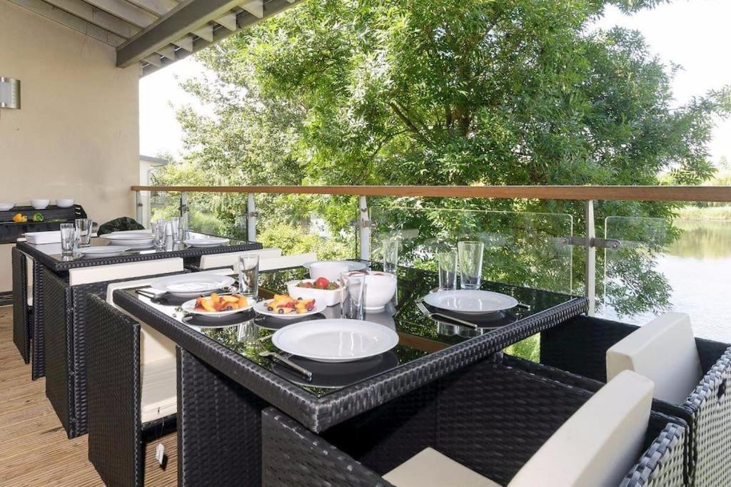 Cotswolds Lake Side Home With Luxury Spa Swallows Nest,Lower Mill Estate, Lakeside Home And Spa With A Harry Potter Cupboard Under The Stairs Somerford Keynes Eksteriør bilde