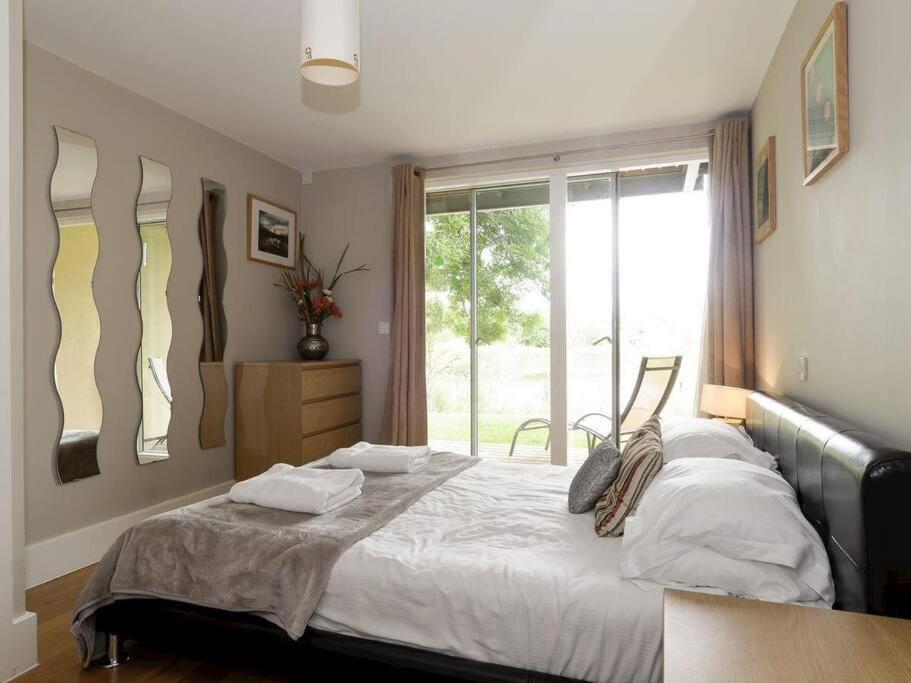 Cotswolds Lake Side Home With Luxury Spa Swallows Nest,Lower Mill Estate, Lakeside Home And Spa With A Harry Potter Cupboard Under The Stairs Somerford Keynes Eksteriør bilde