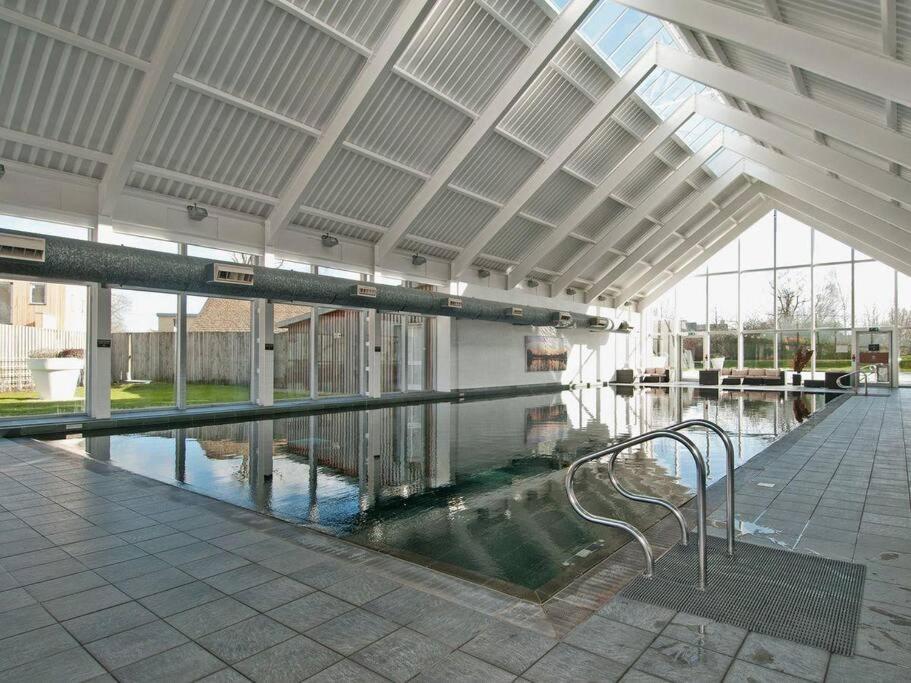 Cotswolds Lake Side Home With Luxury Spa Swallows Nest,Lower Mill Estate, Lakeside Home And Spa With A Harry Potter Cupboard Under The Stairs Somerford Keynes Eksteriør bilde