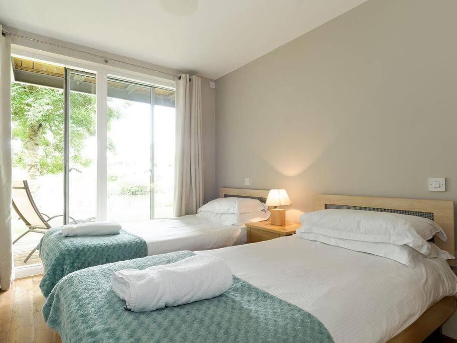 Cotswolds Lake Side Home With Luxury Spa Swallows Nest,Lower Mill Estate, Lakeside Home And Spa With A Harry Potter Cupboard Under The Stairs Somerford Keynes Eksteriør bilde