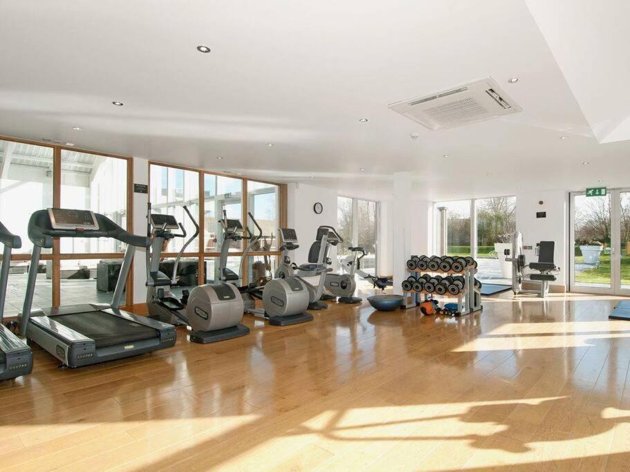 Cotswolds Lake Side Home With Luxury Spa Swallows Nest,Lower Mill Estate, Lakeside Home And Spa With A Harry Potter Cupboard Under The Stairs Somerford Keynes Eksteriør bilde