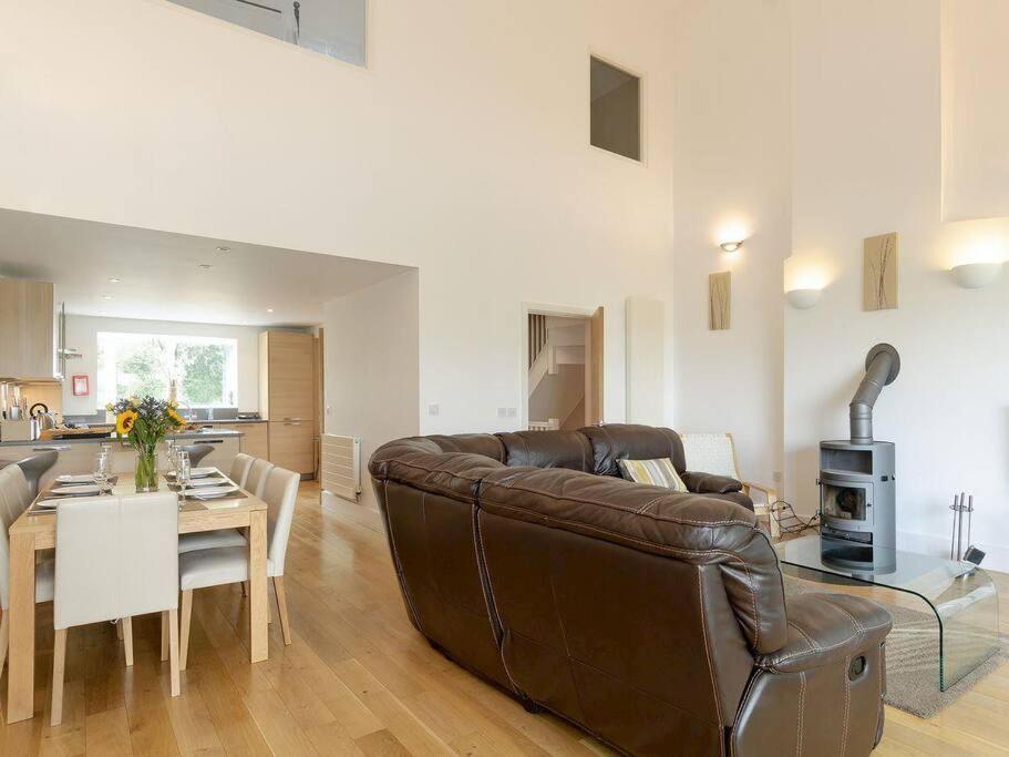 Cotswolds Lake Side Home With Luxury Spa Swallows Nest,Lower Mill Estate, Lakeside Home And Spa With A Harry Potter Cupboard Under The Stairs Somerford Keynes Eksteriør bilde
