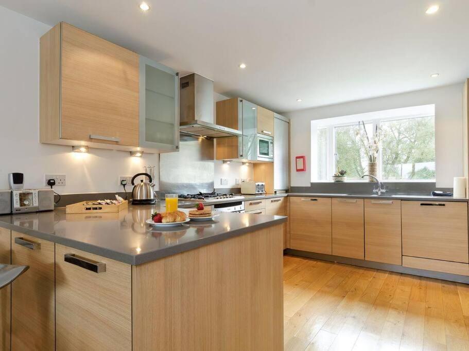 Cotswolds Lake Side Home With Luxury Spa Swallows Nest,Lower Mill Estate, Lakeside Home And Spa With A Harry Potter Cupboard Under The Stairs Somerford Keynes Eksteriør bilde