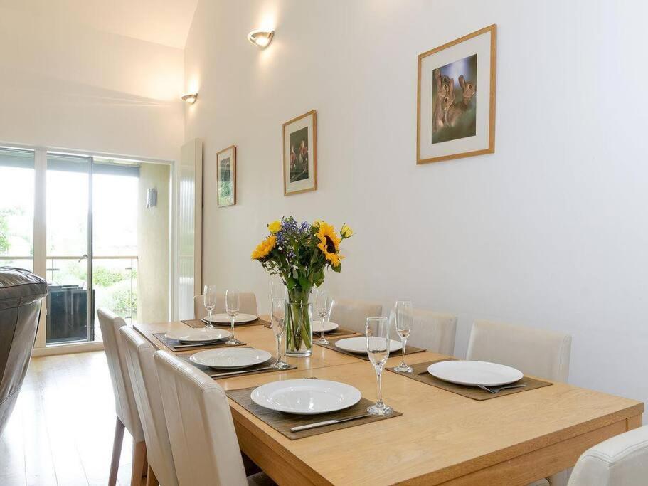 Cotswolds Lake Side Home With Luxury Spa Swallows Nest,Lower Mill Estate, Lakeside Home And Spa With A Harry Potter Cupboard Under The Stairs Somerford Keynes Eksteriør bilde