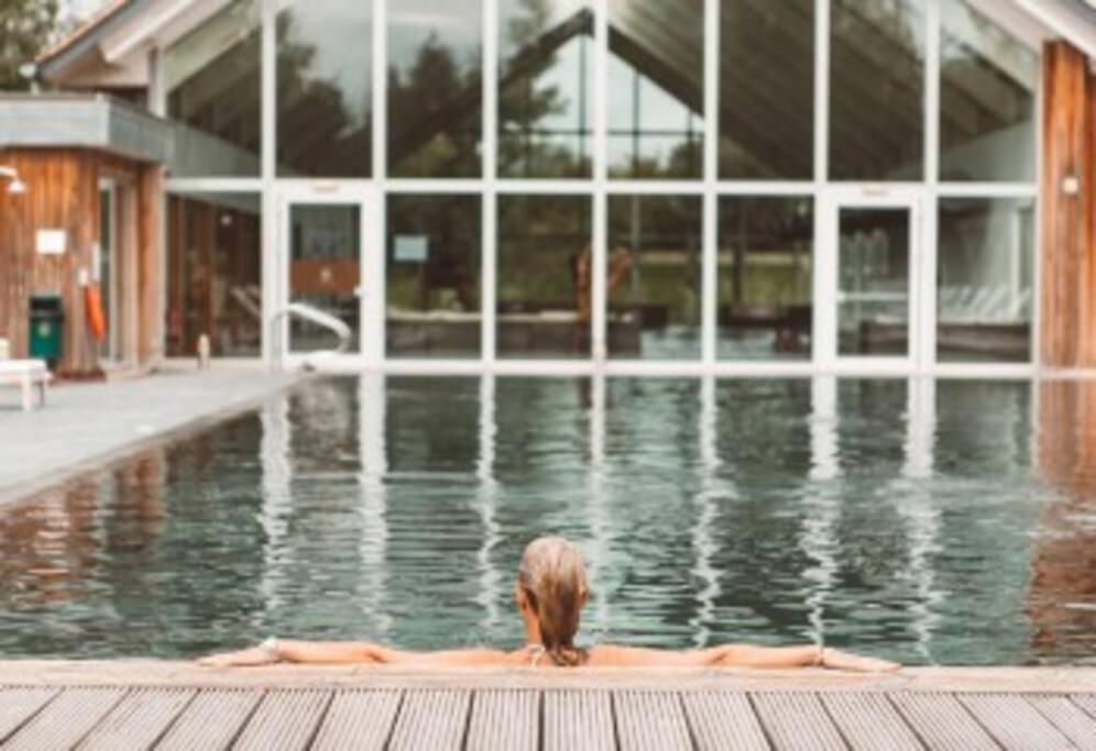 Cotswolds Lake Side Home With Luxury Spa Swallows Nest,Lower Mill Estate, Lakeside Home And Spa With A Harry Potter Cupboard Under The Stairs Somerford Keynes Eksteriør bilde